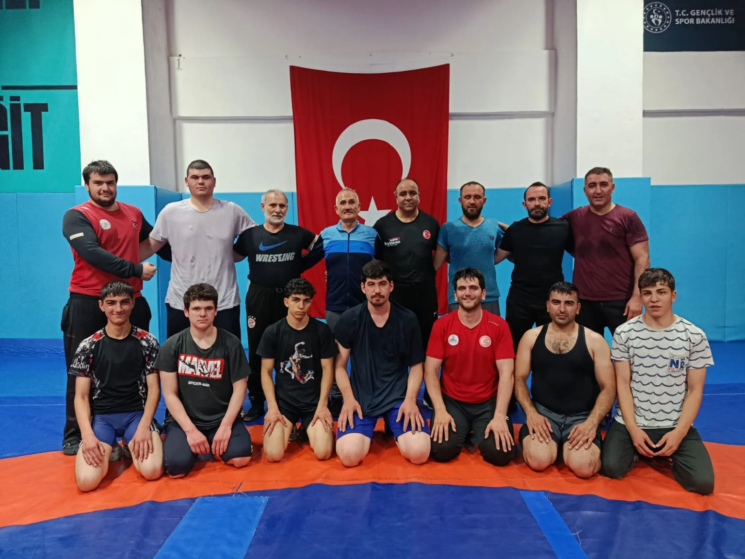 Güreş salonunda antrenman grubu