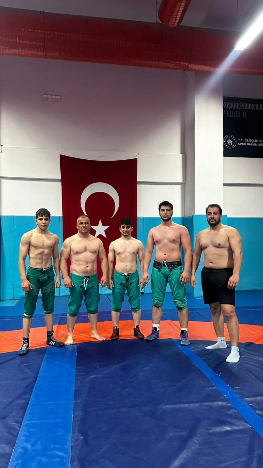 Güreş antrenmanına katılan sporcular