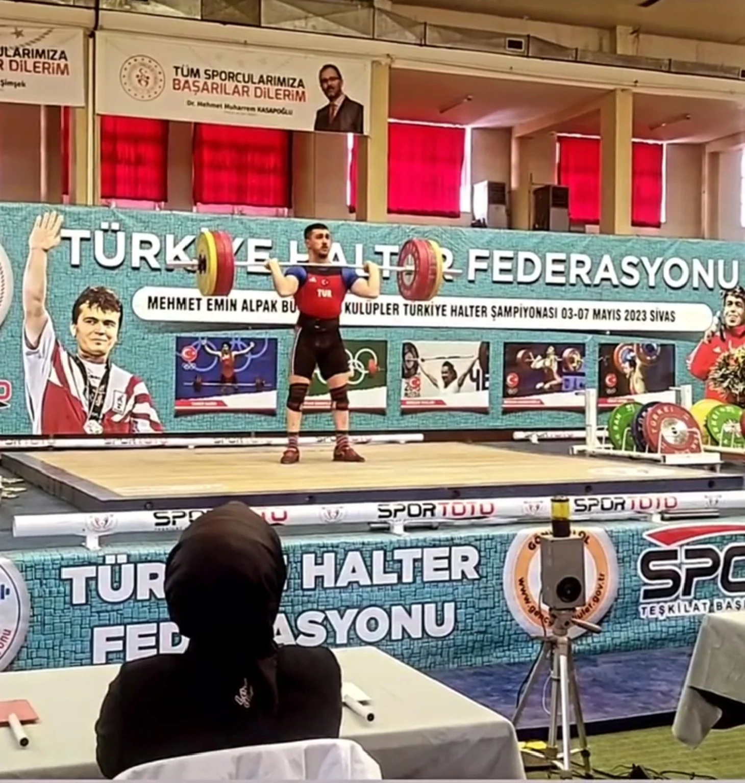 Halter müsabakasında yarışan sporcu