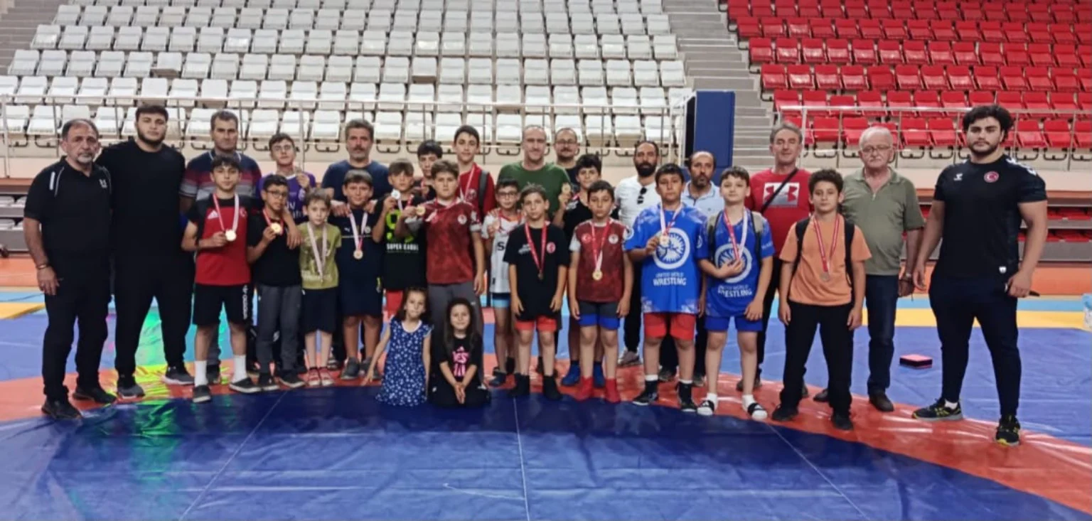Madalya töreninde kulüp sporcuları